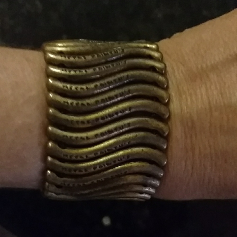 Metal Pointus antique gold tone metal stretch cuff